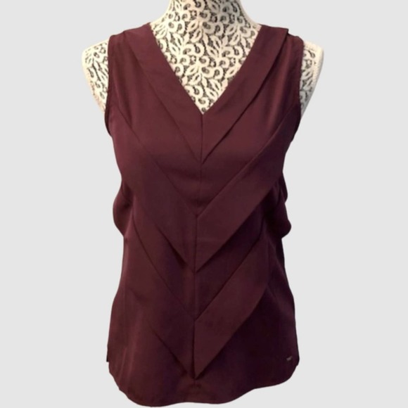 Tommy Hilfiger Sleeveless Blouse with Chevron Pattern Wine, EUC- Size XS - Picture 2 of 6